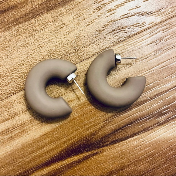 Studio Cult Chonky Hoop in Wood Paneling - Picture 4 of 5